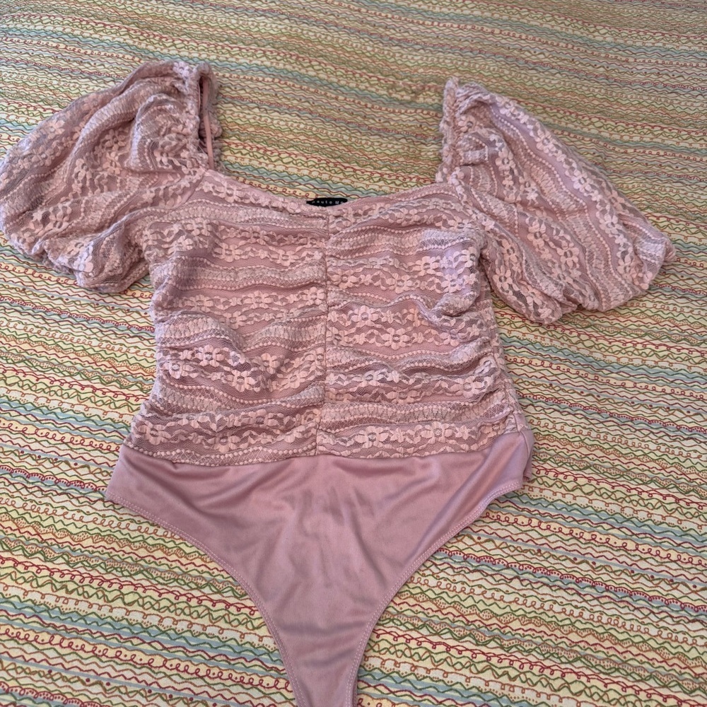 Haute Monde Pink, lace-textured garment is a puff-sleeve bodysuit Size Medium